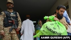 یو پاکستانی عسکر د انتخاباتو پاڼو وېشلو پر مهال د ټاکنو چارواکيو امنیت ساتي 