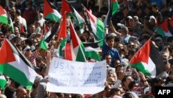 Demonstranții scandează sloganuri lângă Ambasada Israelului din Amman pe 20 octombrie 2023, pentru a-și arăta solidaritatea cu palestinienii din Fâșia Gaza.