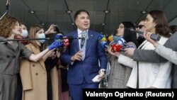 Михаил Саакашвили в Киеве отвечает на вопросы журналистов после встречи с участниками парламентской фракции "Слуга народа", 24 апреля 2020 года, Киев 