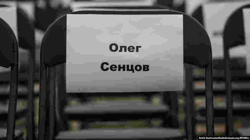 Faalciler, Mihaylovskaya meydanında Kreml mabüsleriniñ adlarınen 100 kürsü qoydı. Olarnıñ arasında ukrain rejissörı Öleg Sentsov da oldı