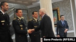 Джон Маккейн обменивается рукопожатиями с высокопоставленными черногорскими военными. Подгорица, 12 апреля 2018 года.