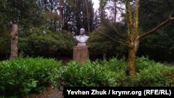 Памятник Ленину – обязательный атрибут