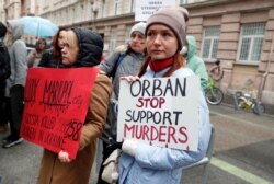 Femei ucrainene care au fugit de invazia Rusiei în Ucraina demonstrează cu pancarte, în timpul unui marș al mamelor din Budapesta, Ungaria, 2 aprilie 2022.