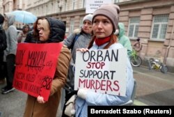 Українки, які виїхали до Угорщини через вторгнення Росії до України, із плакатами під час Маршу матерів у Будапешті, 2 квітня 2022 року. На плакаті, що ліворуч, напис англійською: «Орбан, припини підтримку вбивств»