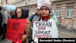 Українські жінки проводять акцію протесту в столиці Угорщини Будапешті, квітень 2022 року. Напис на плакаті – «Орбан, перестань підтримувати вбивства»