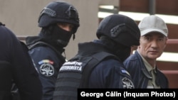 Alexandru Bălan, fost director adjunct al Serviciului de Informații și Securitate (SIS) din R. Moldova, este adus de oamenii legii la sediul central al DIICOT din București, 9 septembrie 2025.