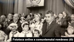 Un grup de pionieri îi salută pe participanții la Congresul PCR. Sursa: Fototeca online a comunismului, cota 6/1974