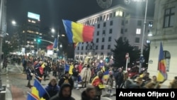 La întoarcerea spre Piața Victoriei, protestatarii au scandat aceleași lozinci, printre care „Turul 2, înapoi!”