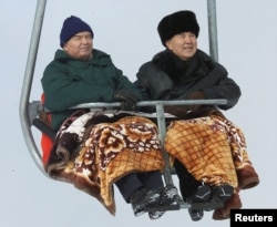 Ислам Каримов (слева) и президент Казахстана Нурсултан Назарбаев на горнолыжном курорте. 2001 год