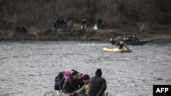 Migranti u čamcima u blizini Edirnea, dok pokušavaju ući u Grčku prelazeći rijeku Maricu, 1. mart 2020., ilustracija