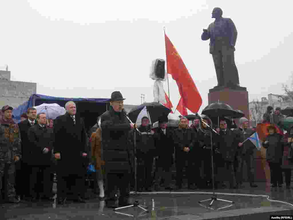 Акмәчәттә&nbsp;регионнар фракциясе&nbsp;оештырган митингта Кырым Югары Радасы депутаты Лентун Безазиев чыгыш ясый