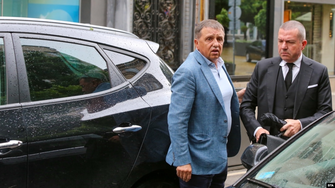 Иван Ангелов (вляво) с адвоката си Менко Менков