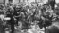 Британки танцуют с американскими военными в Лондоне 8 мая 1945 года после капитуляции Германии. 