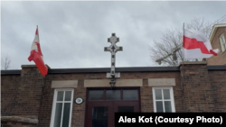 Сьцягі Канады і Беларусі на ўваходзе ў Беларускі цэнтар у Таронта