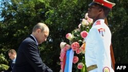 Путин возлагает венок в Гаване, 11 июля 2014 года