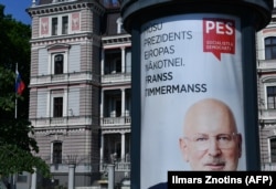 Frans Timmermans (na predizbornom plakatu) je kompleksnu borbu za ovu poziciju uporedio sa "Game of Thrones"