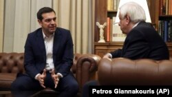 نخست‌وزیر یونان (چپ) روز جمعه در چارچوب رایزنی‌ها با سیاستمداران این کشور بر سر مذاکرات با مقدونیه، با رئیس‌جمهور یونان دیدار کرد.