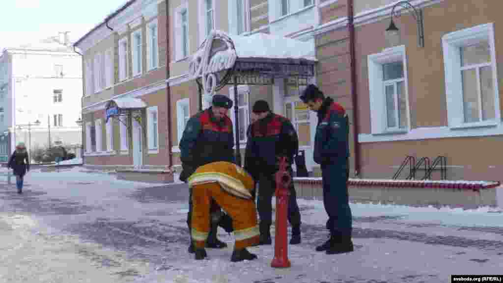 Пажарныя на пешаходнай вуліцы Ленінскай правяраюць працаздольнасьць аварыйных сыстэм.