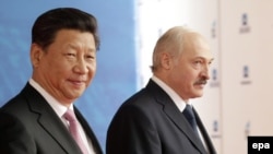 Голова КНР Сі Цзіньпін (ліворуч) та президент Білорусі Олександр Лукашенко під час їхньої зустрічі у Китайсько-білоруському індустріальному парку «Великий камінь» під Мінськом, 12 травня 2015 року