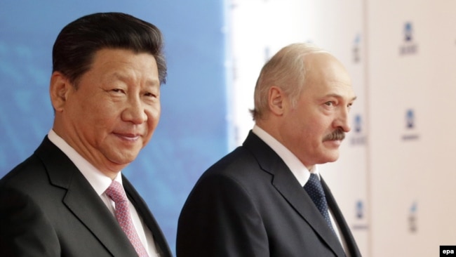 Голова КНР Сі Цзіньпін (ліворуч) та президент Білорусі Олександр Лукашенко під час їхньої зустрічі у Китайсько-білоруському індустріальному парку «Великий камінь» під Мінськом, 12 травня 2015 року