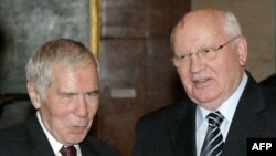 Former Hungarian Prime Minister Gyula Horn (left) and former Soviet leader Mikhail Gorbachev together in Budapest in 2007