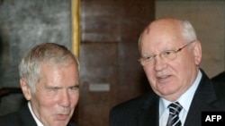 Экс-премьер Венгрии Дьюла Хорн и экс-президент СССР Михаил Горбачев в Будапеште, где отмечалось 75-летие Дьюлы Хорна в июле 2007 года