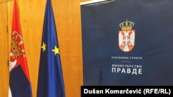 Ministarstvo pravde Srbije i zastave Srbije i EU, ilustracija