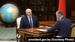 Лукашэнка слухае даклад Дзьмітрыя Крутога