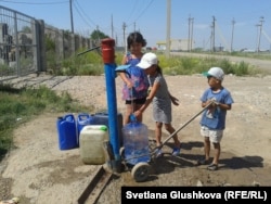 Өндіріс кентінің балалары су тасып жүр. Астана, 24 маусым 2014 жыл.