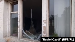 Разбитое окно класса в школе в Овчи-Калача после стрельбы кыргызских пограничников 