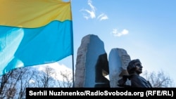 У Бабиному Яру в Києві відкрили пам’ятник Олені Телізі (фотогалерея)