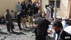 На месте взрыва на территории больницы в пакистанском городе Кветта. 8 августа 2016 года.
