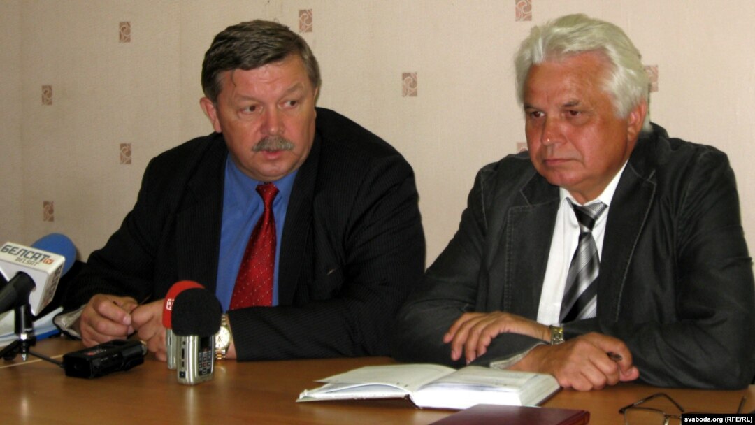 Сярней Калякін і Віктар Карняенка на прэс-канфэрэнцыі ў чэрвені 2012 г.