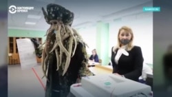 Царь, пират и конь в пальто: персонажи на избирательных участках в России (видео)