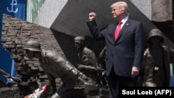 Президент США Дональд Трамп у памятника Варшавскому восстанию на площади Красиньских. Варшава, 6 июля 2017 года. 
