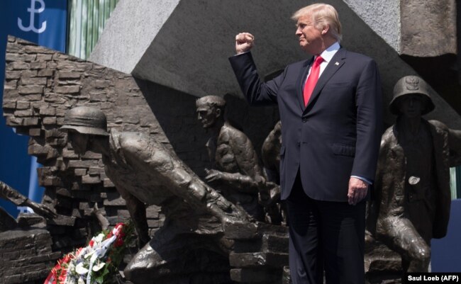 Дональд Трамп у памятника героям Варшавского восстания 1944 года