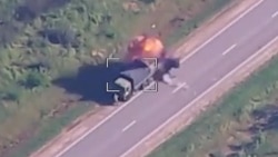 Знищення російської вантажівки на відрізку траси між Херсонською та Запорізькою областями. Скриншот кадру відео з українського дрона

