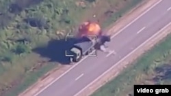 Знищення російської вантажівки на відрізку траси між Херсонською та Запорізькою областями. Скриншот кадру відео з українського дрона

