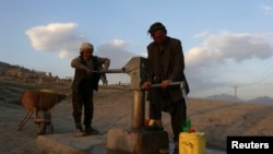 علی: مجبور هستیم ۲۰ لیتر آب را از تانکرهای که در محلات آب می‌فروشند بین ۳۰ تا ۳۵ افغانی بخریم.