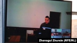 Сотталушы Айдос Қосанов сотқа видеобайланыс арқылы жауап беріп тұр. Ақтөбе, 5 сәуір 2019 жыл.