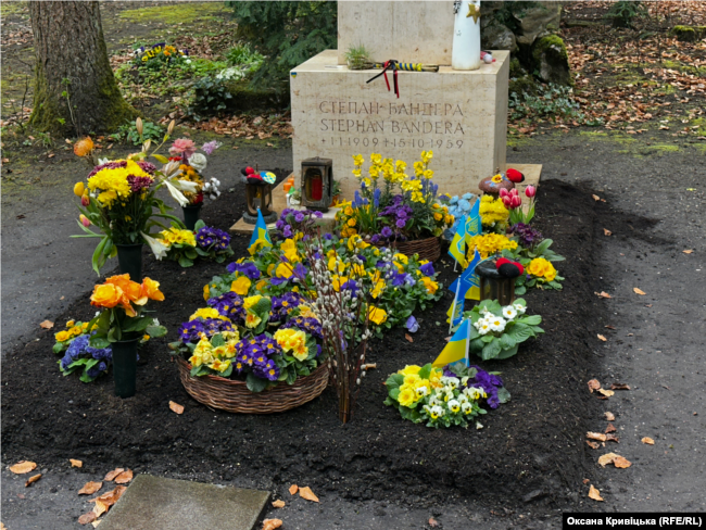 Могила Степана Бандери в Мюнхені. Квітень 2026 року