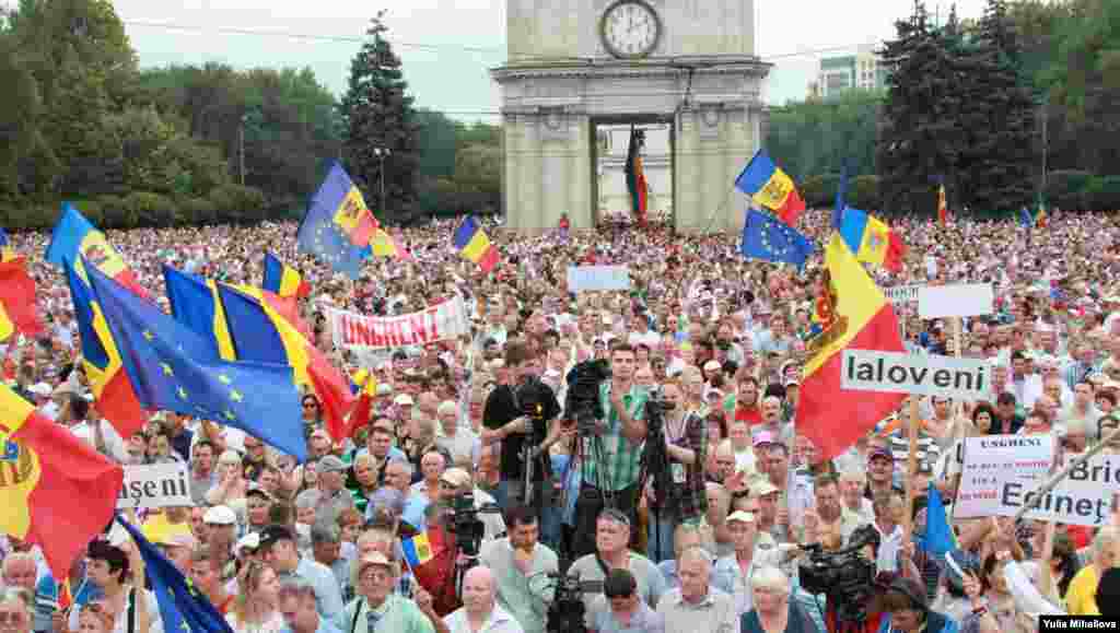 6 septembrie 2015. Protest organizat de Platiforma civică &quot;Demnitate şi Adevăr&quot;. Peste 50 de mii de oameni (potrivit datelor poliției) au protestat în Piața Marii Adunări Naționale, cerând alegeri anticipate, demisia conducerii ţării și a tuturor celor din fruntea instituțiilor de drept.&nbsp;