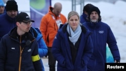 Слова президентки МОК Кірсті Ковентрі (у центрі) про необхідність створення «безпечного середовища для всіх», на думку GRC, посилює сумніви в обґрунтованості позиції комітету