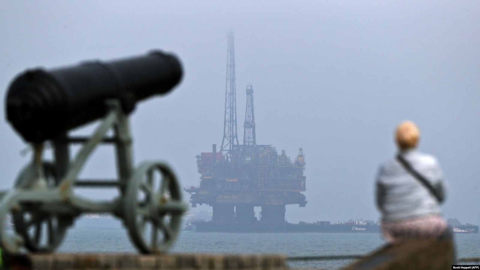 Впервые с конца мая цена на нефть Brent превысила $100 за баррель
