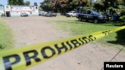 Samo u 2019. godini više od 17.000 ubistava u Meksiku povezano je sa krijumčarenim oružjem. (Ilustrativna fotografija: Policija ispred bara u kojem je jedanaest ljudi poginulo u Jaral del Progreso u državi Guanajuato, Meksiko, 27. septembra 2020.)