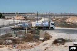 Kamion s humanitarnom pomoći za Pojas Gaze vozi na graničnom prijelazu Kerem Shalom između južnog Izraela i Gaze, 17. juna 2024. godine.