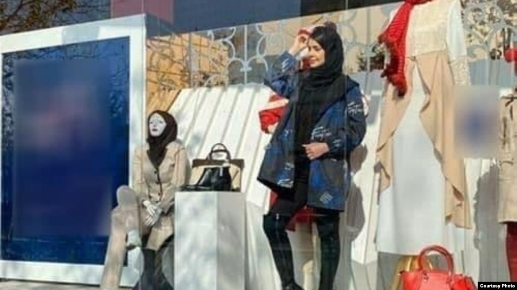مانکن زن در ویترین فروشگاه پوشاک در مشهد