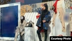 مانکن زن در ویترین فروشگاه پوشاک در مشهد