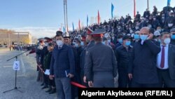 Садыр Жапаров менен жолугушууга келген эл. Баткен шаары, 2-ноябрь, 2020-жыл 