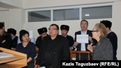 Гражданские активисты Ермек Нарымбаев и Серикжан Мамбеталин требуют отвода судьи Марал Джарилгасовой. Алматы, 8 января 2016 года.